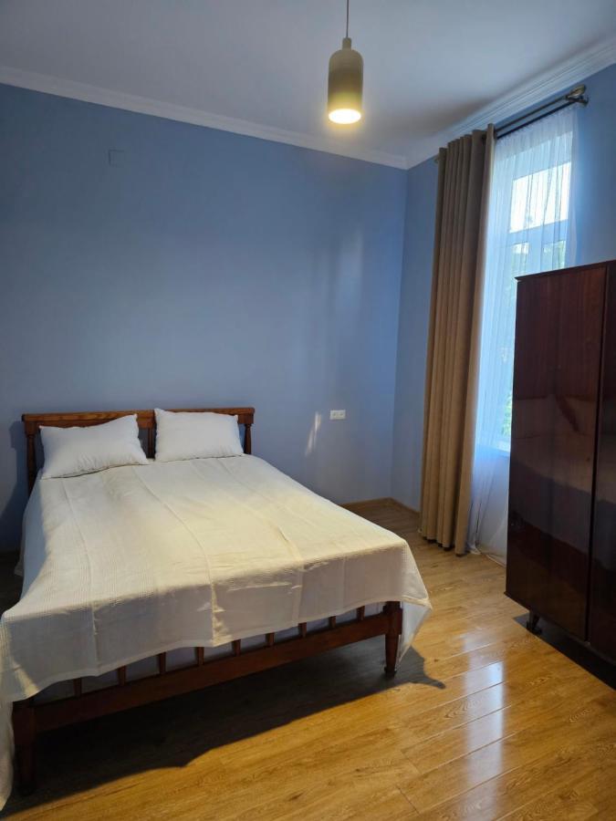 Guest House Mtani Near Colchis Fountain คูทายสิ ภายนอก รูปภาพ